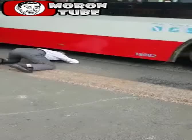 Video :He commits suicide by jumping beneath a bus (public cautioned)